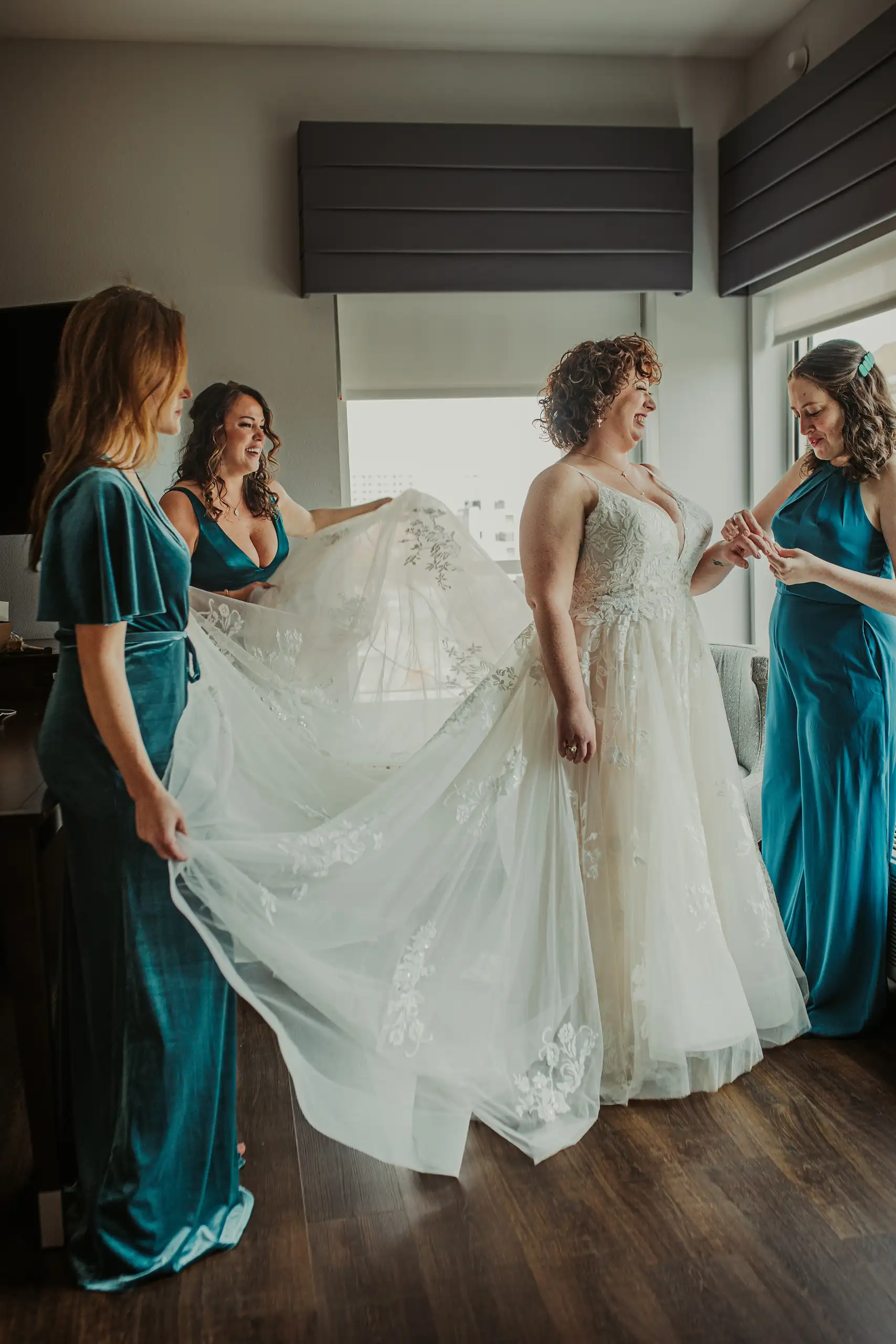 Getting Ready Wedding Alyssa Adam Wahoo Grill Atlanta Love and Story